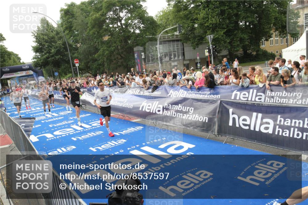 29.06.2025 - hella hamburg halbmarathon Michael Strokosch http://msf.ph/oto/8537597 29.06.2025 10:32:47 Ziel  meine-sportfotos.de