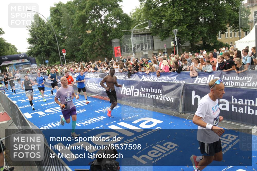 29.06.2025 - hella hamburg halbmarathon Michael Strokosch http://msf.ph/oto/8537598 29.06.2025 10:50:23 Ziel  meine-sportfotos.de