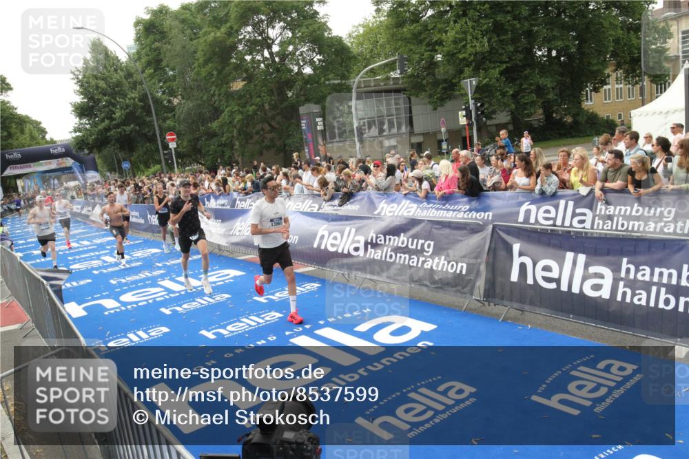 29.06.2025 - hella hamburg halbmarathon Michael Strokosch http://msf.ph/oto/8537599 29.06.2025 10:32:47 Ziel  meine-sportfotos.de