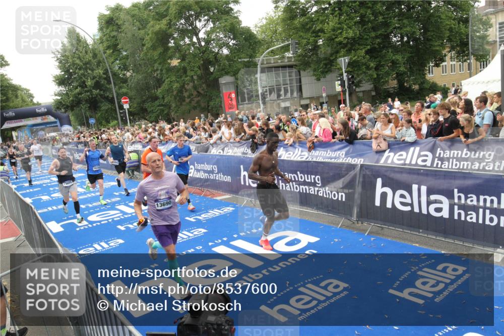 29.06.2025 - hella hamburg halbmarathon Michael Strokosch http://msf.ph/oto/8537600 29.06.2025 10:50:23 Ziel  meine-sportfotos.de