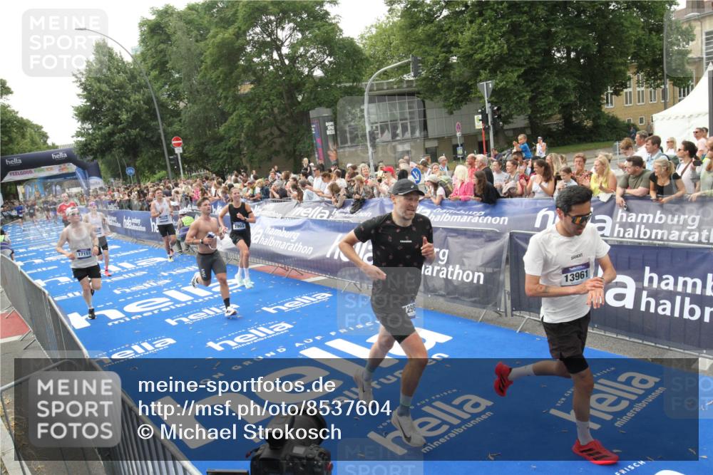 29.06.2025 - hella hamburg halbmarathon Michael Strokosch http://msf.ph/oto/8537604 29.06.2025 10:32:48 Ziel  meine-sportfotos.de