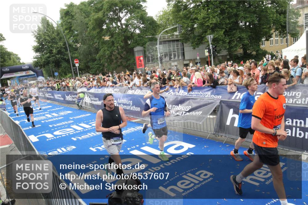 29.06.2025 - hella hamburg halbmarathon Michael Strokosch http://msf.ph/oto/8537607 29.06.2025 10:50:25 Ziel  meine-sportfotos.de