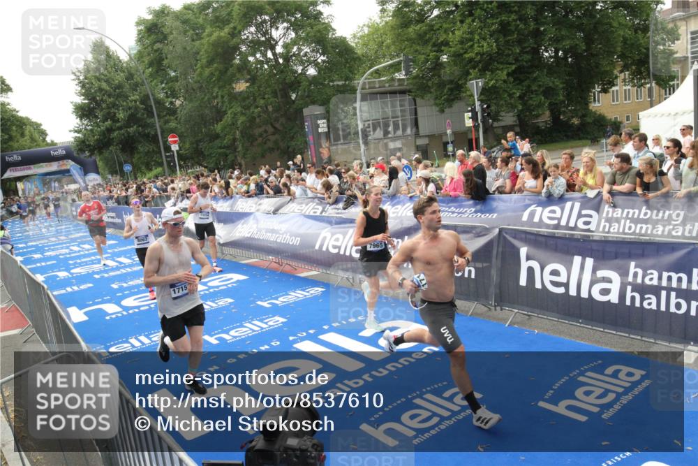29.06.2025 - hella hamburg halbmarathon Michael Strokosch http://msf.ph/oto/8537610 29.06.2025 10:32:49 Ziel  meine-sportfotos.de