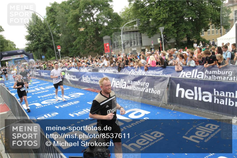 29.06.2025 - hella hamburg halbmarathon Michael Strokosch http://msf.ph/oto/8537611 29.06.2025 10:50:28 Ziel  meine-sportfotos.de