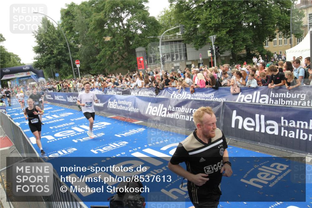 29.06.2025 - hella hamburg halbmarathon Michael Strokosch http://msf.ph/oto/8537613 29.06.2025 10:50:28 Ziel  meine-sportfotos.de