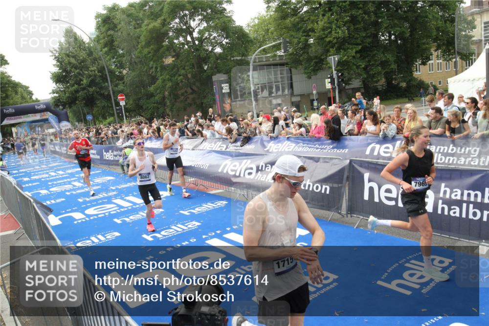 29.06.2025 - hella hamburg halbmarathon Michael Strokosch http://msf.ph/oto/8537614 29.06.2025 10:32:50 Ziel  meine-sportfotos.de
