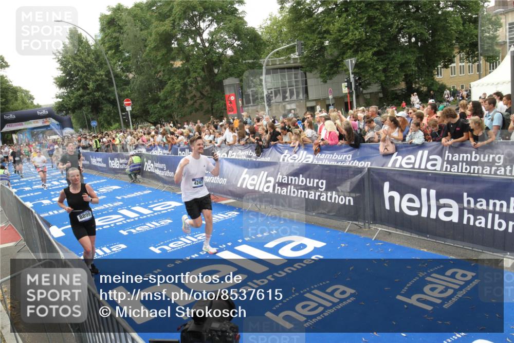 29.06.2025 - hella hamburg halbmarathon Michael Strokosch http://msf.ph/oto/8537615 29.06.2025 10:50:29 Ziel  meine-sportfotos.de