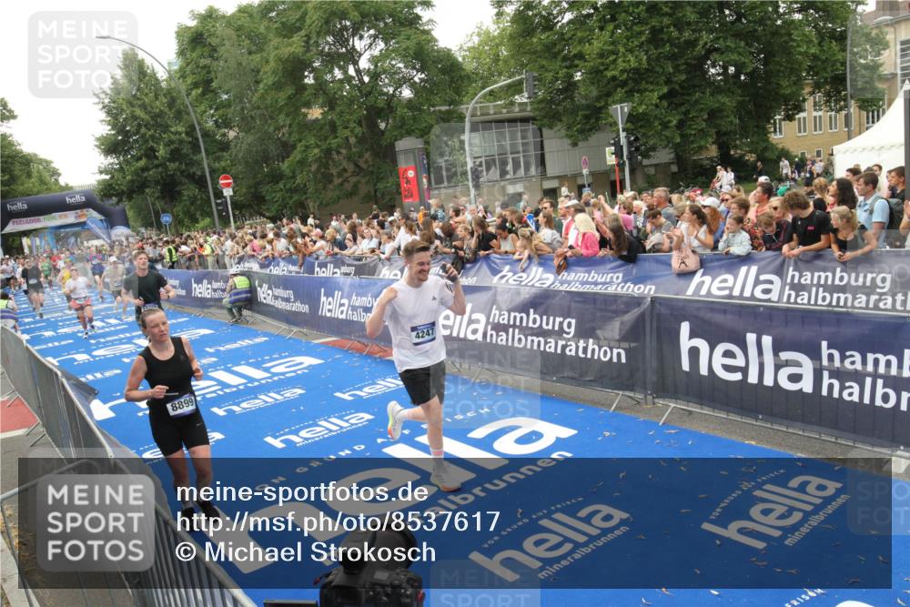 29.06.2025 - hella hamburg halbmarathon Michael Strokosch http://msf.ph/oto/8537617 29.06.2025 10:50:29 Ziel  meine-sportfotos.de