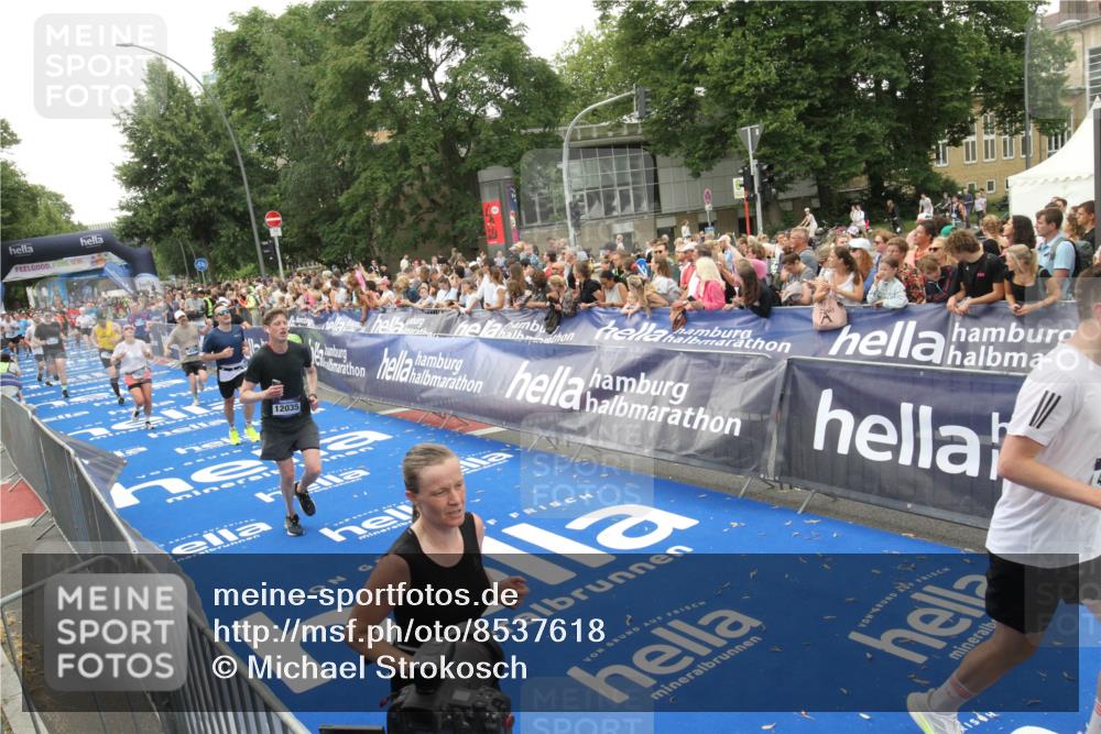29.06.2025 - hella hamburg halbmarathon Michael Strokosch http://msf.ph/oto/8537618 29.06.2025 10:50:30 Ziel  meine-sportfotos.de
