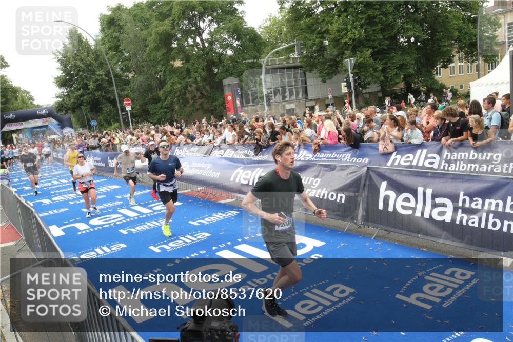 29.06.2025 - hella hamburg halbmarathon Michael Strokosch http://msf.ph/oto/8537620 29.06.2025 10:50:31 Ziel  meine-sportfotos.de