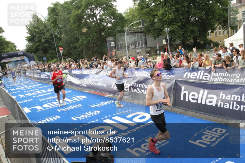 29.06.2025 - hella hamburg halbmarathon Michael Strokosch http://msf.ph/oto/8537621 29.06.2025 10:32:51 Ziel  meine-sportfotos.de