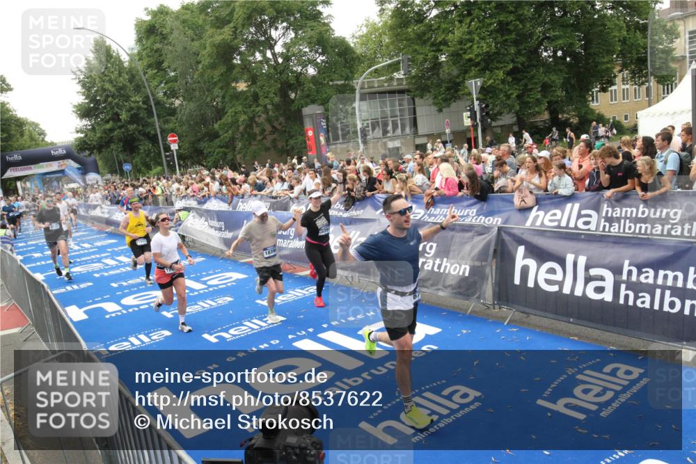 29.06.2025 - hella hamburg halbmarathon Michael Strokosch http://msf.ph/oto/8537622 29.06.2025 10:50:32 Ziel  meine-sportfotos.de