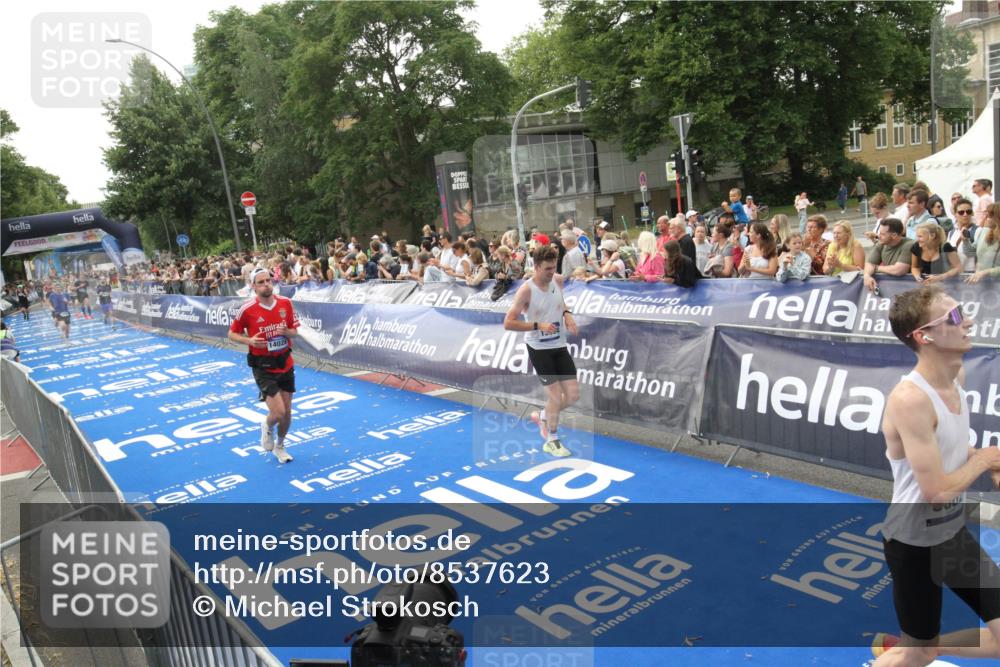29.06.2025 - hella hamburg halbmarathon Michael Strokosch http://msf.ph/oto/8537623 29.06.2025 10:32:52 Ziel  meine-sportfotos.de