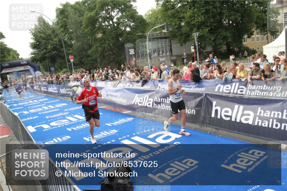 29.06.2025 - hella hamburg halbmarathon Michael Strokosch http://msf.ph/oto/8537625 29.06.2025 10:32:52 Ziel  meine-sportfotos.de