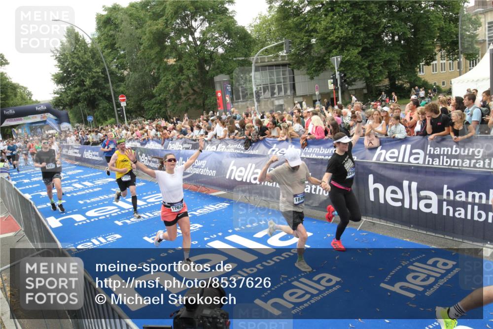 29.06.2025 - hella hamburg halbmarathon Michael Strokosch http://msf.ph/oto/8537626 29.06.2025 10:50:33 Ziel  meine-sportfotos.de
