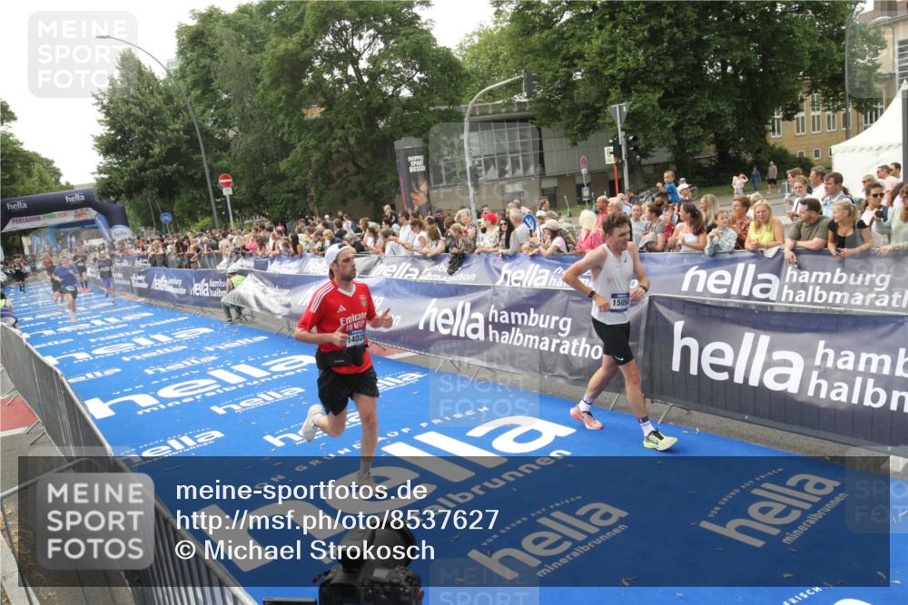 29.06.2025 - hella hamburg halbmarathon Michael Strokosch http://msf.ph/oto/8537627 29.06.2025 10:32:52 Ziel  meine-sportfotos.de