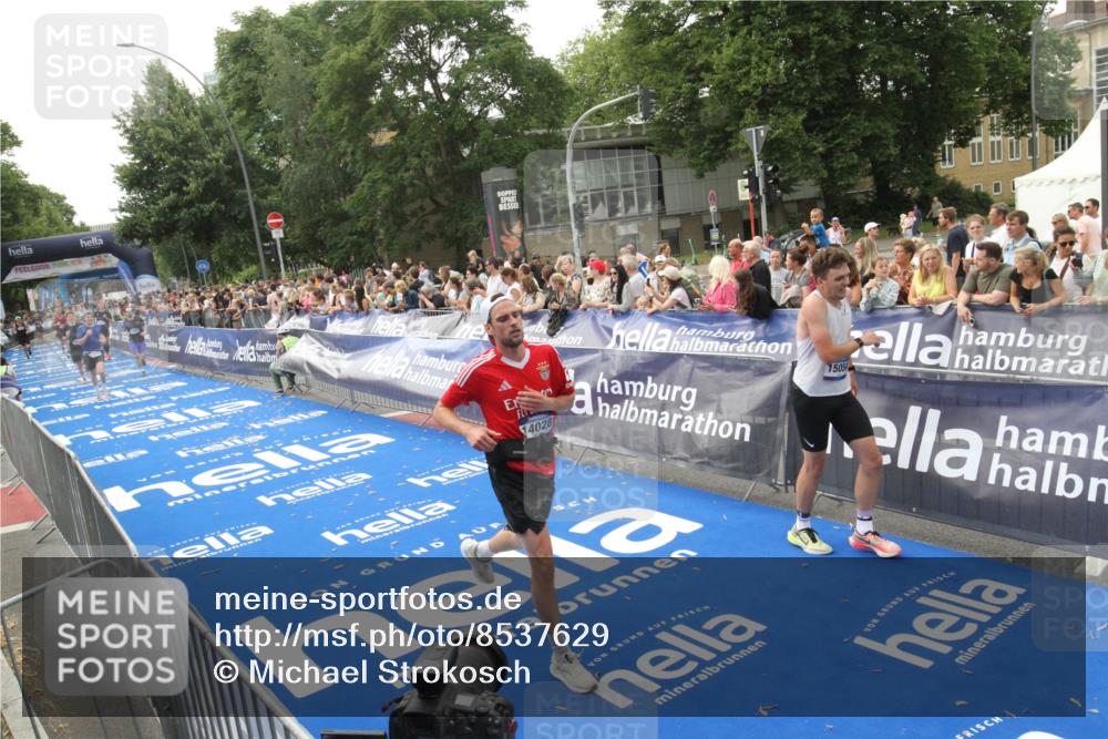 29.06.2025 - hella hamburg halbmarathon Michael Strokosch http://msf.ph/oto/8537629 29.06.2025 10:32:53 Ziel  meine-sportfotos.de