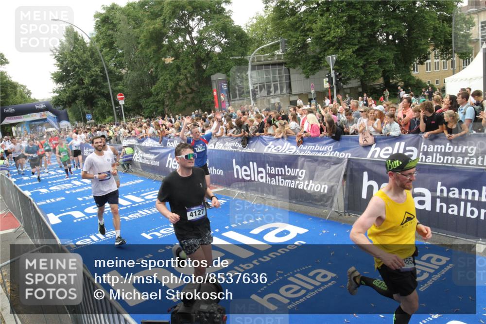 29.06.2025 - hella hamburg halbmarathon Michael Strokosch http://msf.ph/oto/8537636 29.06.2025 10:50:35 Ziel  meine-sportfotos.de