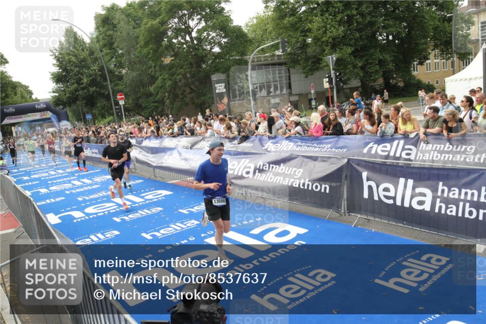 29.06.2025 - hella hamburg halbmarathon Michael Strokosch http://msf.ph/oto/8537637 29.06.2025 10:32:56 Ziel  meine-sportfotos.de