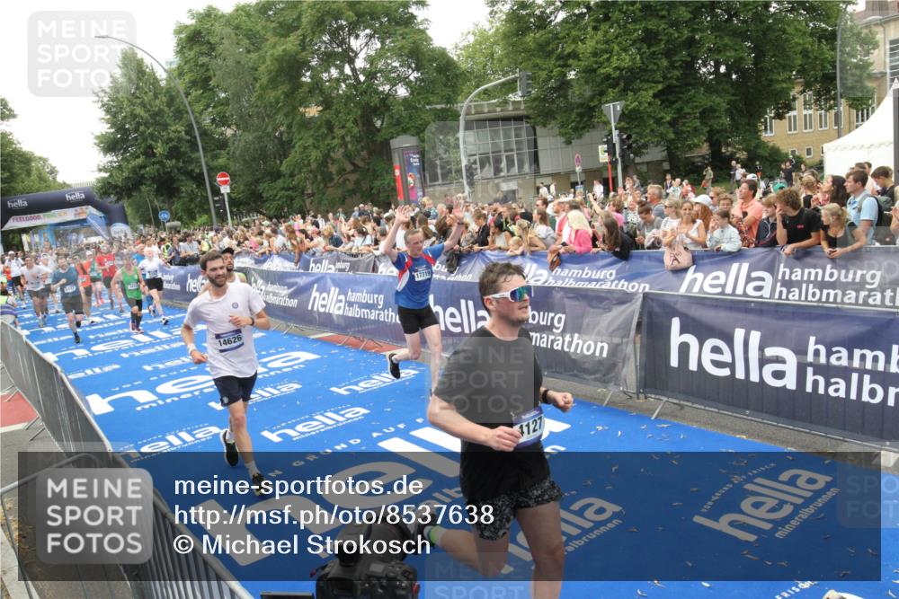 29.06.2025 - hella hamburg halbmarathon Michael Strokosch http://msf.ph/oto/8537638 29.06.2025 10:50:35 Ziel  meine-sportfotos.de