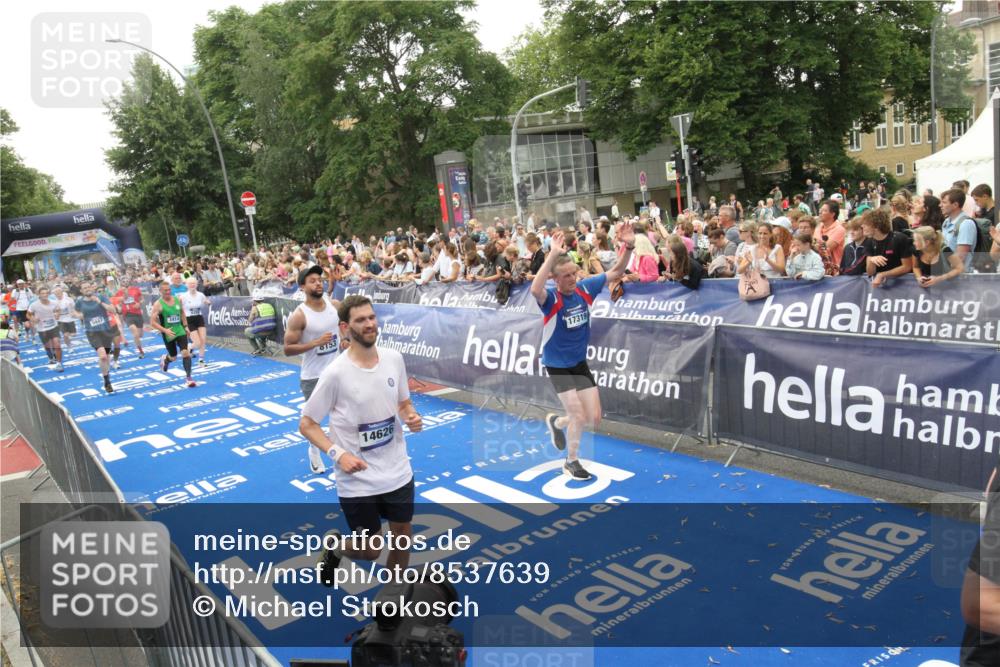 29.06.2025 - hella hamburg halbmarathon Michael Strokosch http://msf.ph/oto/8537639 29.06.2025 10:50:36 Ziel  meine-sportfotos.de