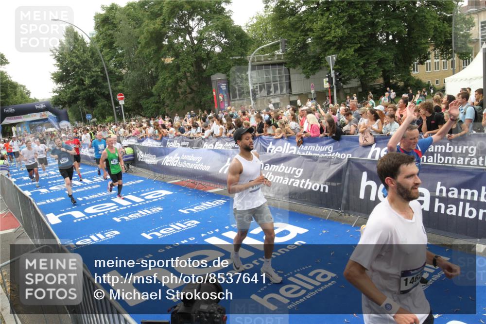 29.06.2025 - hella hamburg halbmarathon Michael Strokosch http://msf.ph/oto/8537641 29.06.2025 10:50:36 Ziel  meine-sportfotos.de
