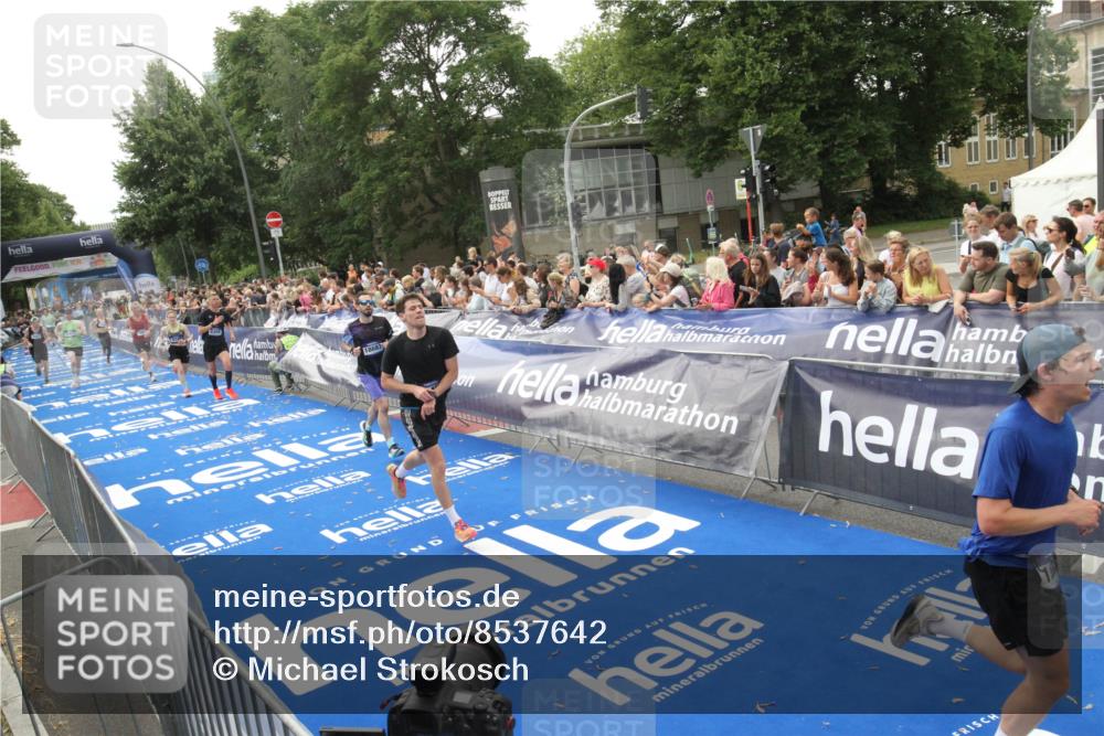29.06.2025 - hella hamburg halbmarathon Michael Strokosch http://msf.ph/oto/8537642 29.06.2025 10:32:56 Ziel  meine-sportfotos.de