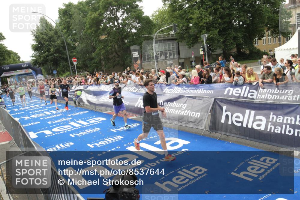 29.06.2025 - hella hamburg halbmarathon Michael Strokosch http://msf.ph/oto/8537644 29.06.2025 10:32:57 Ziel  meine-sportfotos.de