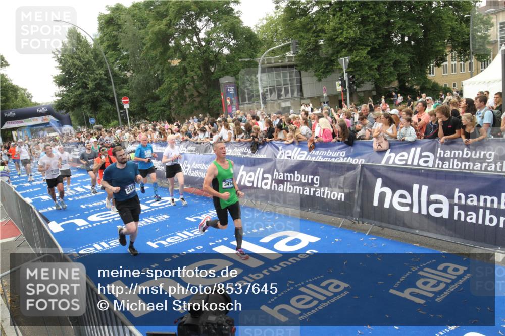 29.06.2025 - hella hamburg halbmarathon Michael Strokosch http://msf.ph/oto/8537645 29.06.2025 10:50:38 Ziel  meine-sportfotos.de