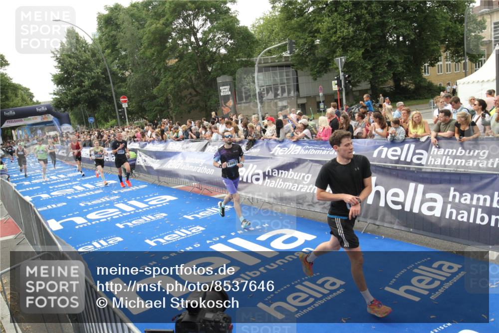 29.06.2025 - hella hamburg halbmarathon Michael Strokosch http://msf.ph/oto/8537646 29.06.2025 10:32:57 Ziel  meine-sportfotos.de