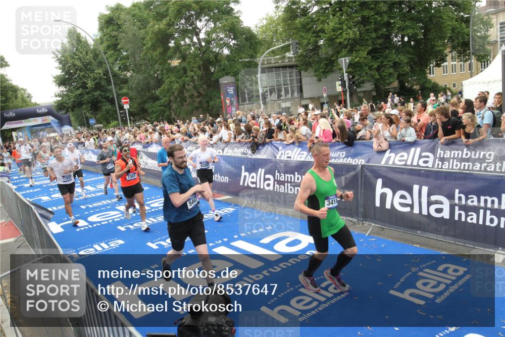 29.06.2025 - hella hamburg halbmarathon Michael Strokosch http://msf.ph/oto/8537647 29.06.2025 10:50:38 Ziel  meine-sportfotos.de
