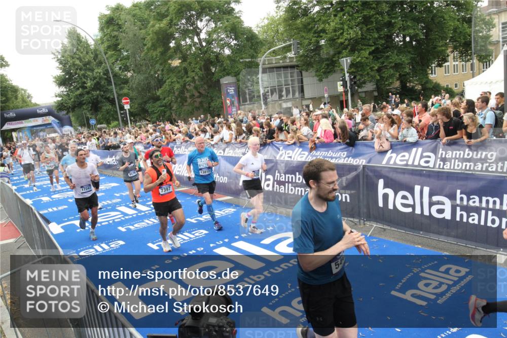29.06.2025 - hella hamburg halbmarathon Michael Strokosch http://msf.ph/oto/8537649 29.06.2025 10:50:39 Ziel  meine-sportfotos.de