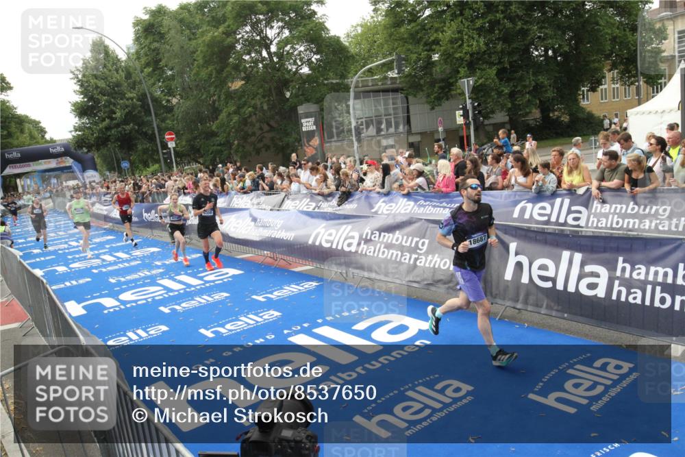 29.06.2025 - hella hamburg halbmarathon Michael Strokosch http://msf.ph/oto/8537650 29.06.2025 10:32:58 Ziel  meine-sportfotos.de