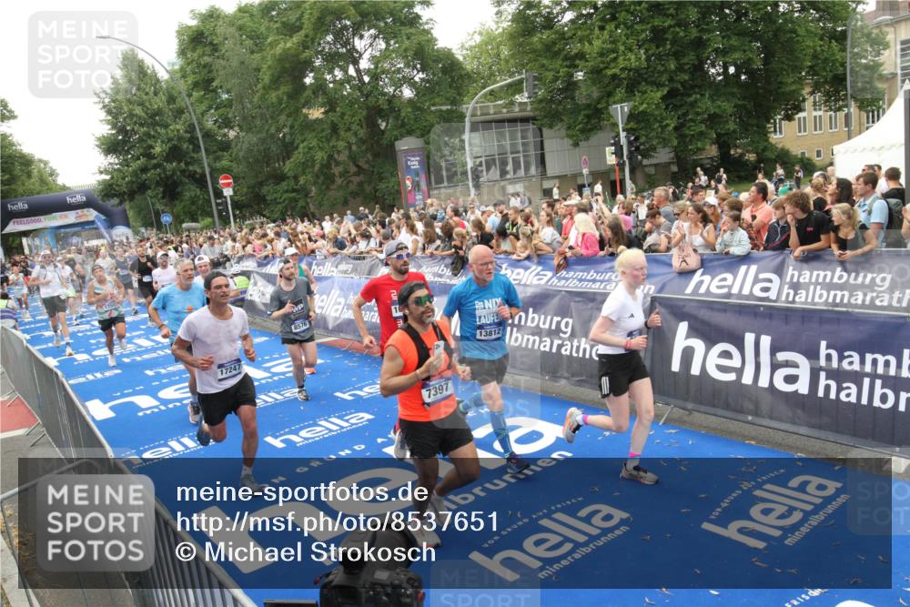 29.06.2025 - hella hamburg halbmarathon Michael Strokosch http://msf.ph/oto/8537651 29.06.2025 10:50:39 Ziel  meine-sportfotos.de
