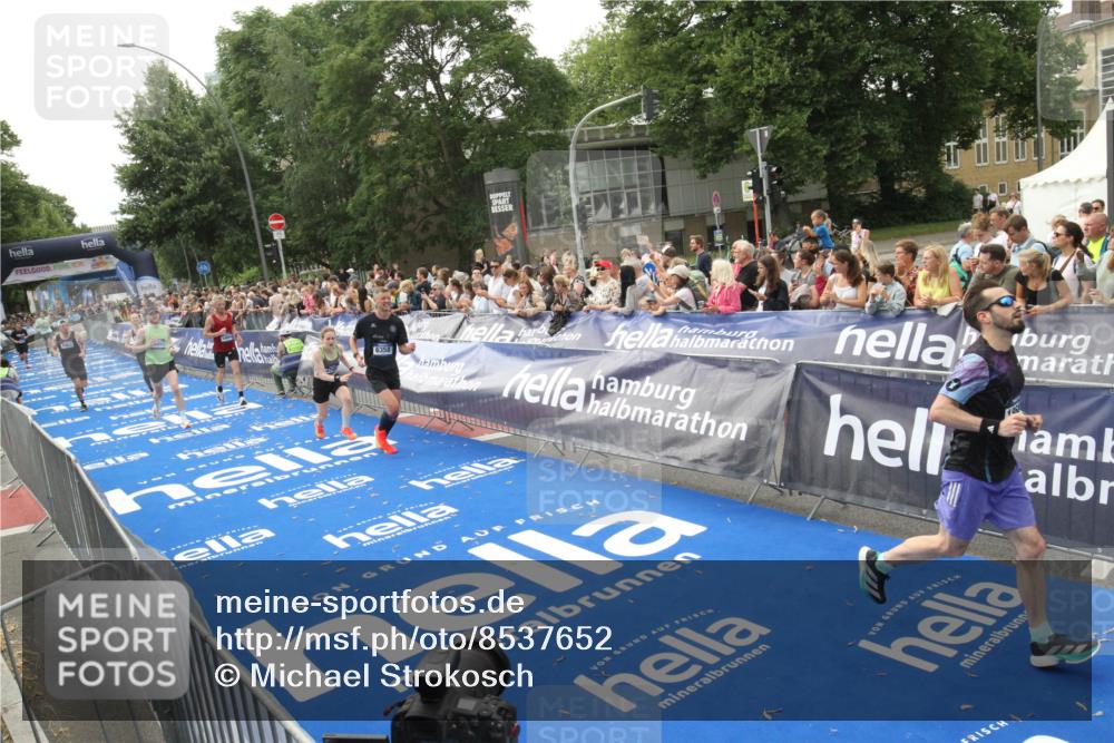 29.06.2025 - hella hamburg halbmarathon Michael Strokosch http://msf.ph/oto/8537652 29.06.2025 10:32:58 Ziel  meine-sportfotos.de