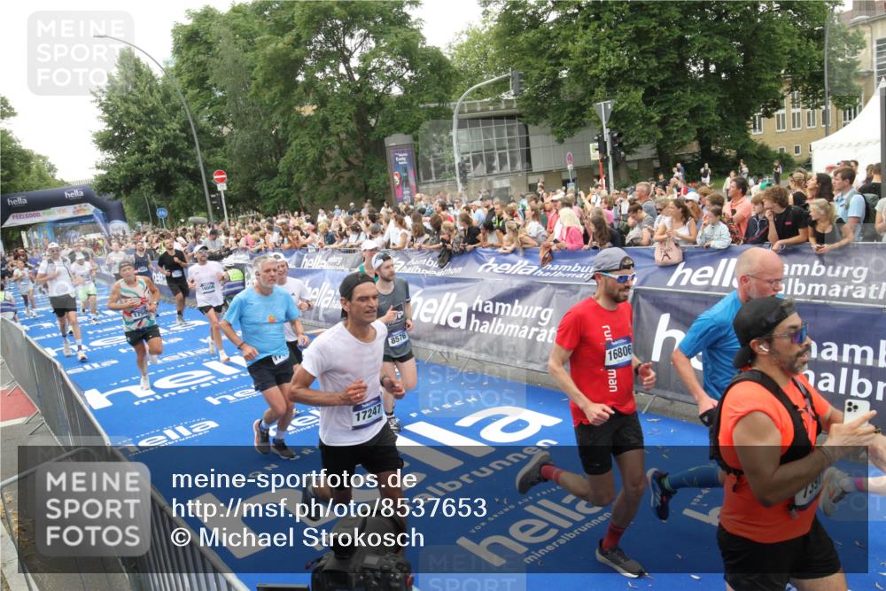 29.06.2025 - hella hamburg halbmarathon Michael Strokosch http://msf.ph/oto/8537653 29.06.2025 10:50:40 Ziel  meine-sportfotos.de
