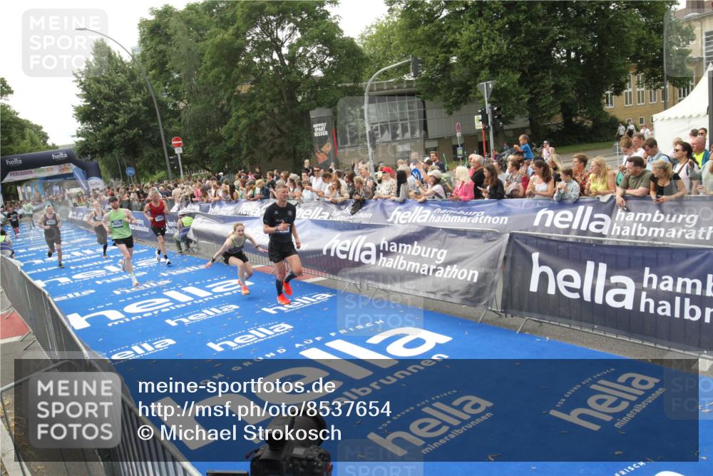 29.06.2025 - hella hamburg halbmarathon Michael Strokosch http://msf.ph/oto/8537654 29.06.2025 10:32:58 Ziel  meine-sportfotos.de