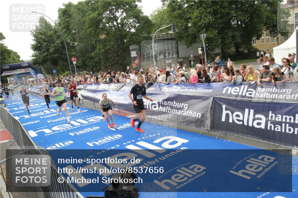 29.06.2025 - hella hamburg halbmarathon Michael Strokosch http://msf.ph/oto/8537656 29.06.2025 10:32:59 Ziel  meine-sportfotos.de