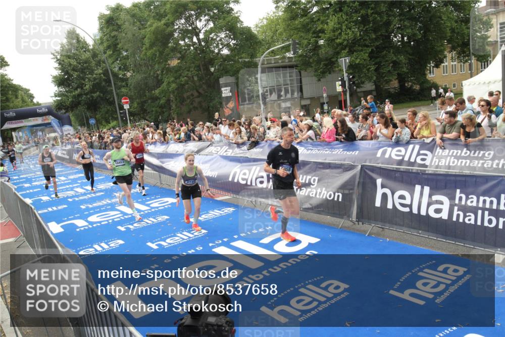 29.06.2025 - hella hamburg halbmarathon Michael Strokosch http://msf.ph/oto/8537658 29.06.2025 10:32:59 Ziel  meine-sportfotos.de