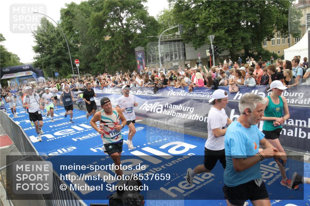 29.06.2025 - hella hamburg halbmarathon Michael Strokosch http://msf.ph/oto/8537659 29.06.2025 10:50:41 Ziel  meine-sportfotos.de