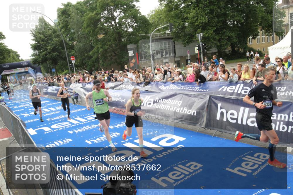 29.06.2025 - hella hamburg halbmarathon Michael Strokosch http://msf.ph/oto/8537662 29.06.2025 10:33:00 Ziel  meine-sportfotos.de
