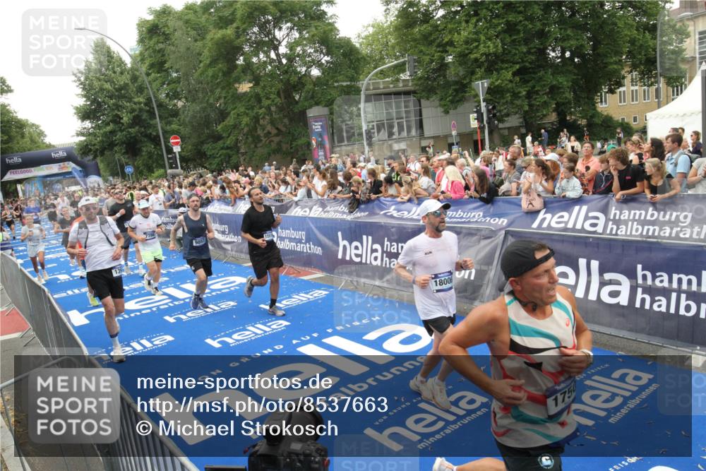 29.06.2025 - hella hamburg halbmarathon Michael Strokosch http://msf.ph/oto/8537663 29.06.2025 10:50:42 Ziel  meine-sportfotos.de