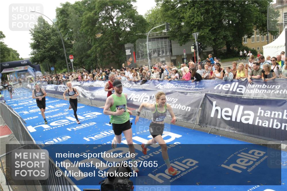 29.06.2025 - hella hamburg halbmarathon Michael Strokosch http://msf.ph/oto/8537665 29.06.2025 10:33:00 Ziel  meine-sportfotos.de