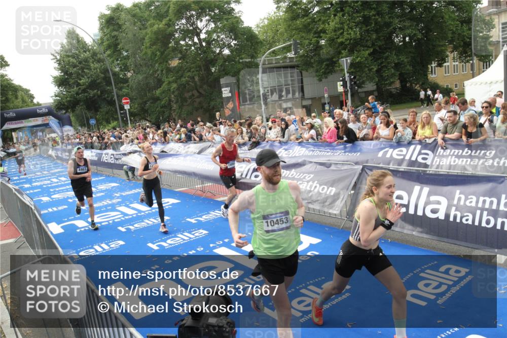 29.06.2025 - hella hamburg halbmarathon Michael Strokosch http://msf.ph/oto/8537667 29.06.2025 10:33:00 Ziel  meine-sportfotos.de
