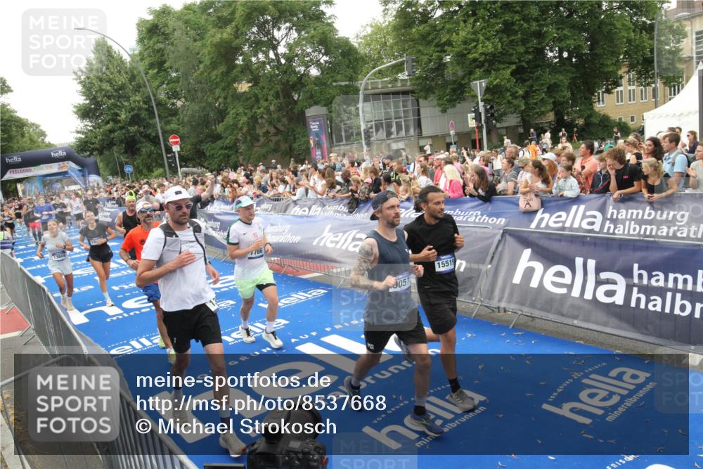 29.06.2025 - hella hamburg halbmarathon Michael Strokosch http://msf.ph/oto/8537668 29.06.2025 10:50:43 Ziel  meine-sportfotos.de