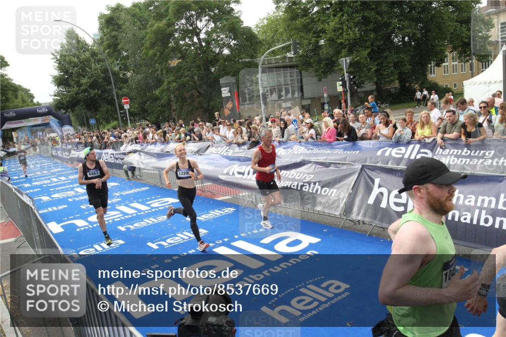 29.06.2025 - hella hamburg halbmarathon Michael Strokosch http://msf.ph/oto/8537669 29.06.2025 10:33:01 Ziel  meine-sportfotos.de