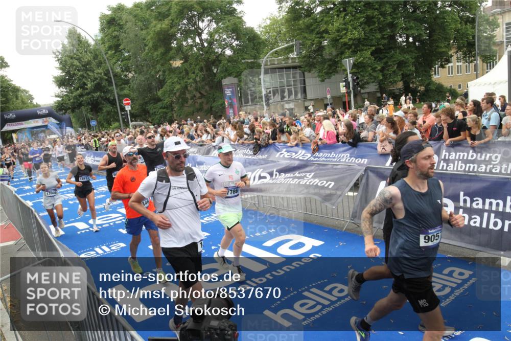 29.06.2025 - hella hamburg halbmarathon Michael Strokosch http://msf.ph/oto/8537670 29.06.2025 10:50:43 Ziel  meine-sportfotos.de