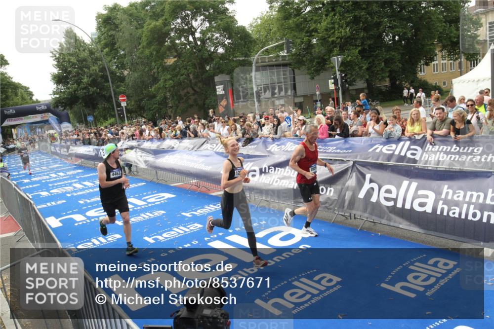 29.06.2025 - hella hamburg halbmarathon Michael Strokosch http://msf.ph/oto/8537671 29.06.2025 10:33:01 Ziel  meine-sportfotos.de
