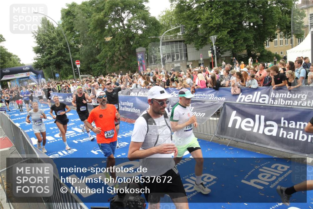29.06.2025 - hella hamburg halbmarathon Michael Strokosch http://msf.ph/oto/8537672 29.06.2025 10:50:44 Ziel  meine-sportfotos.de