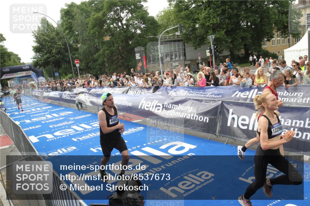 29.06.2025 - hella hamburg halbmarathon Michael Strokosch http://msf.ph/oto/8537673 29.06.2025 10:33:02 Ziel  meine-sportfotos.de